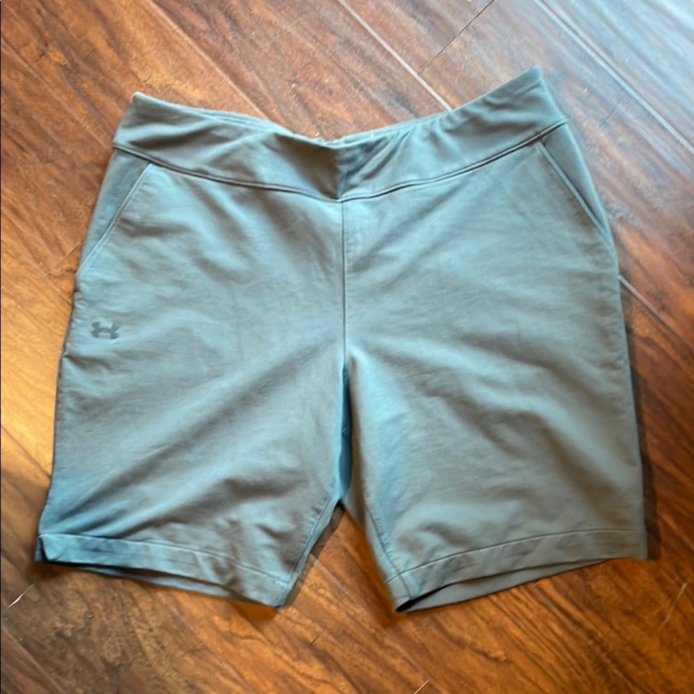 Under Armour fitted golf shorts, Size Medium